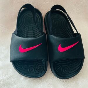 Nike Kids Black Sandals with a Vivid Pink Logo.